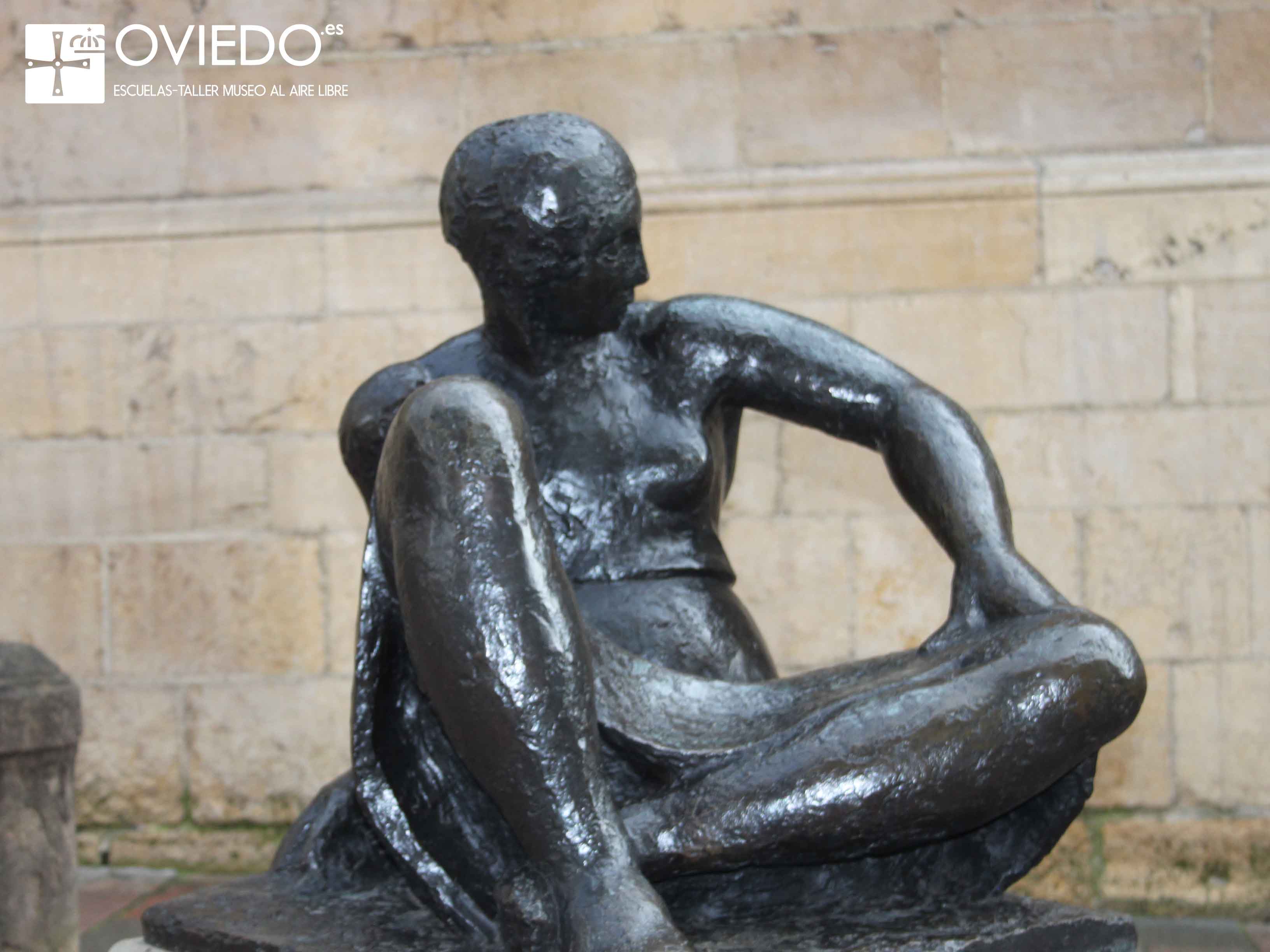 Escultura Mujer sentada